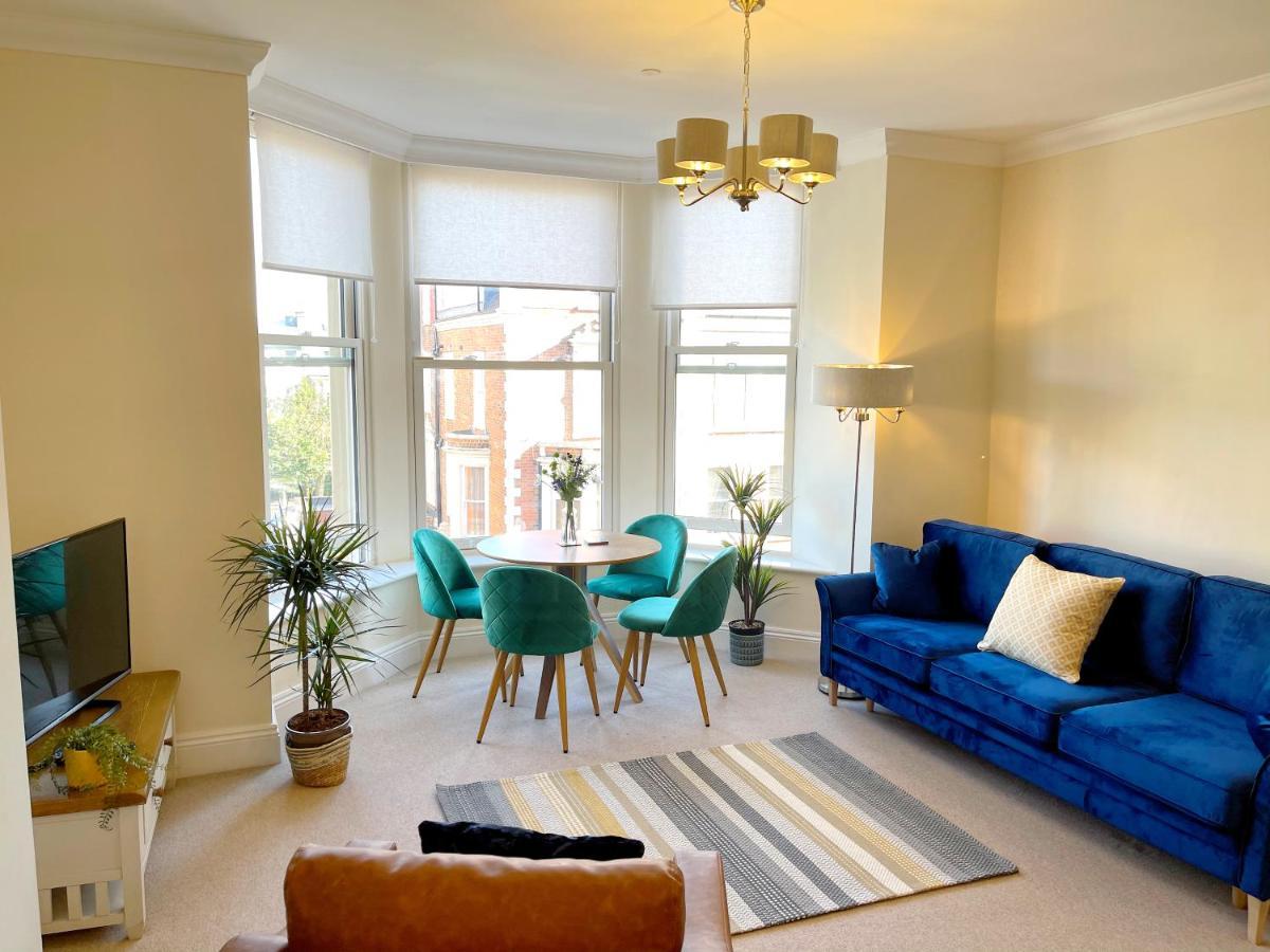 Apartment Stylish With Free Parking, Lift & Views