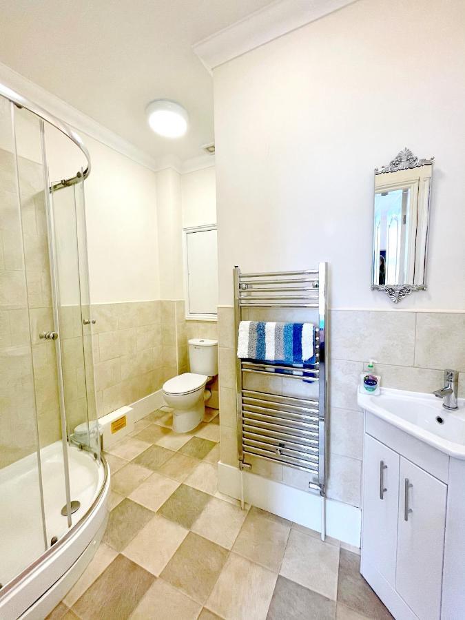 Apartment Stylish With Free Parking, Lift & Views Scarborough